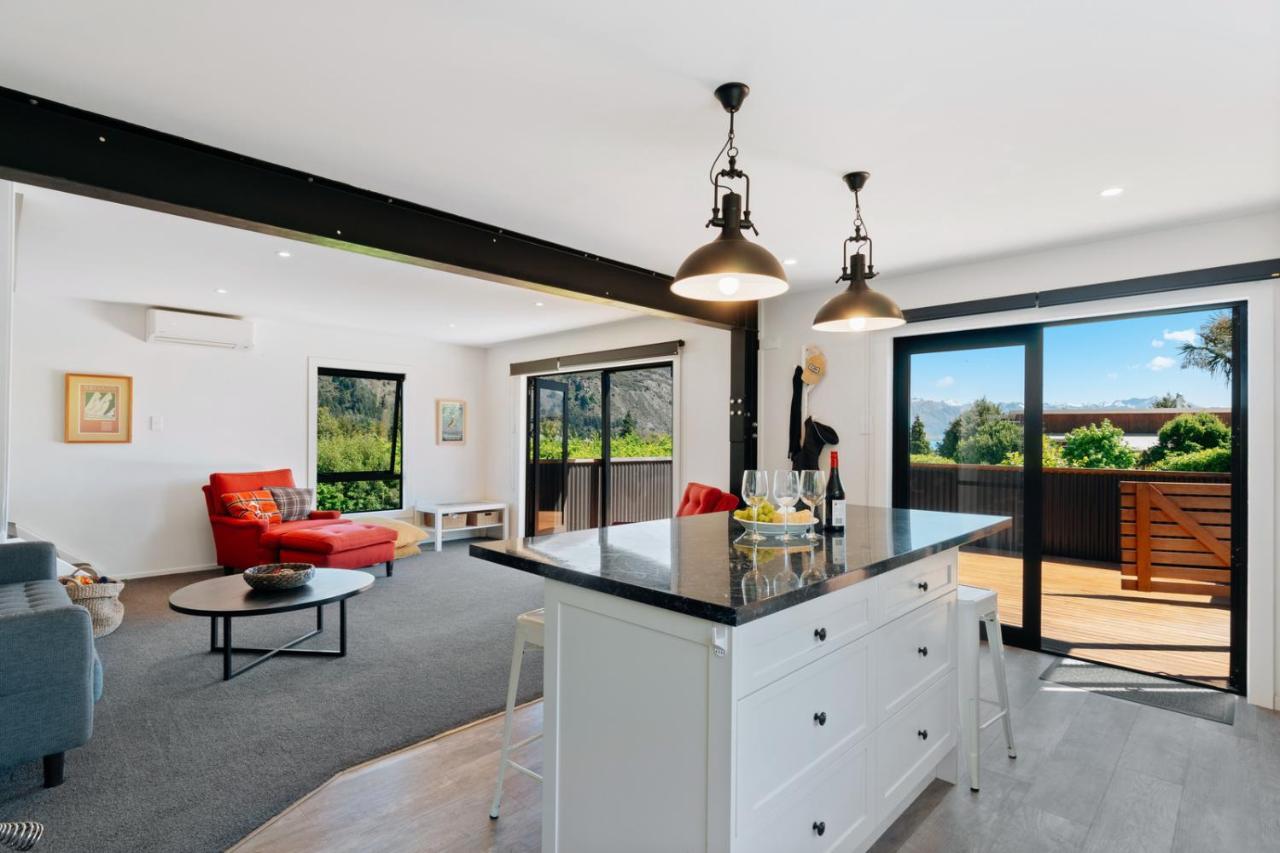 Views On Parry - Lake Hawea Holiday Home Exterior photo